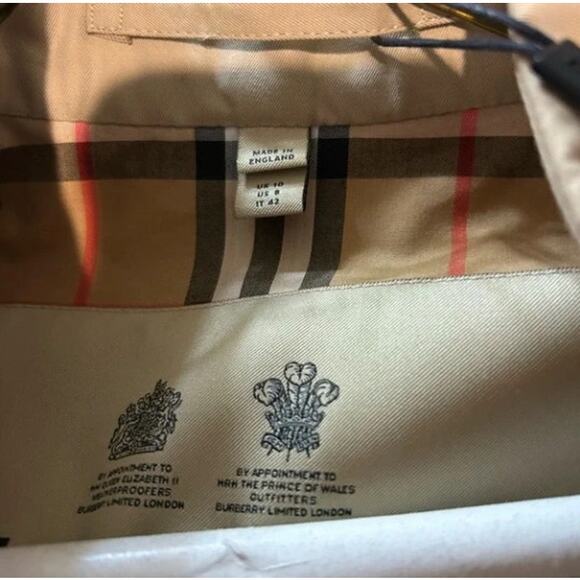 Women's Burberry, England Chelsea trench coat size 8 made in England. NWT. - Picture 13 of 16